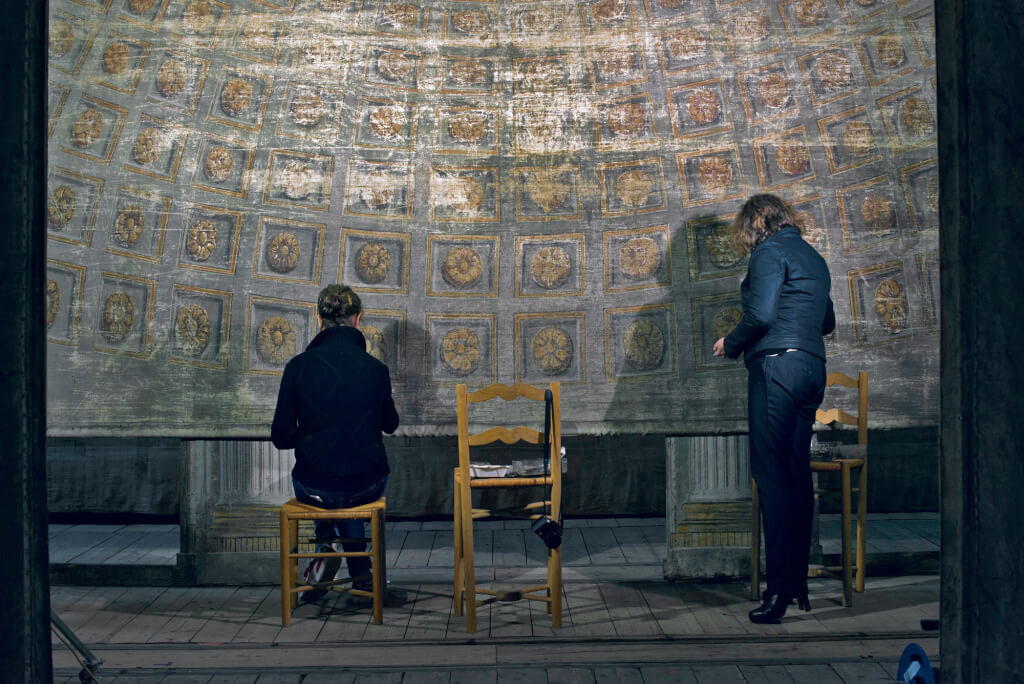 Restauration au pastel réversible de la frise représentant la coupole à caissons ornementés du décor du Temple de Minerve. © Château de Versailles / Thomas Garnier.